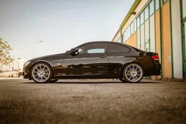Roma, İtalya 18 Nisan 2024: BMW Serisi 3 E92 modelinin tasarım ve özelliklerini vurgulayan yüksek kaliteli fotoğraf sergisi.