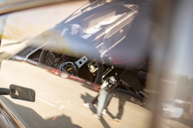 Roma, İtalya 18 Nisan 2024: Bir araba rallisine katılan bir Fiat Uno Turbo 'nun görüntüsü, otomotiv hevesini gözler önüne seriyor.