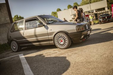 Roma, İtalya 18 Nisan 2024: Bir araba rallisine katılan bir Fiat Uno Turbo 'nun görüntüsü, otomotiv hevesini gözler önüne seriyor.