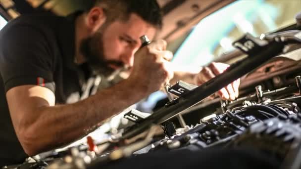 Mechanikovy Ruce Ponoří Automobilového Motoru Pod Kapotou Symbolizujícího Opravy Údržbu — Stock video