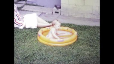 New Orleans, Birleşik Devletler 1975: 1970 'lerde ABD' de bir bebeğin bahçe havuzunda banyo yaparken neşeli aile anları yakaladığı klasik görüntüler.