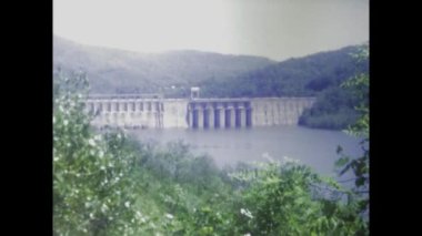 Hinton, Birleşik Devletler 1975: Bluestone Barajı ve Gölü 'nün 1970' lerdeki manzara ve doğal güzelliği yakaladığı klasik görüntüler