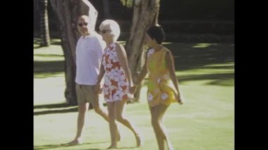 Miami, Birleşik Devletler 1975: 1970 'lerin Florida plajında güneş ve denizin tadını çıkaran yaşlı vatandaşlar.