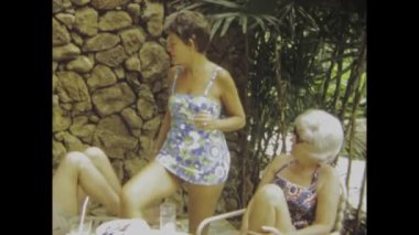 Miami, Birleşik Devletler 1975: İnsanlar 1970 'lerdeki lüks bir tatil sırasında lüks bir otelde görkemli bir kahvaltı yapıyorlar.