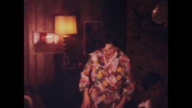 Miami, ABD Haziran 1975: 1970 'lerin rahat oturma odasında bir ailenin Noel kutlamasını çeken nostaljik bir sahne.