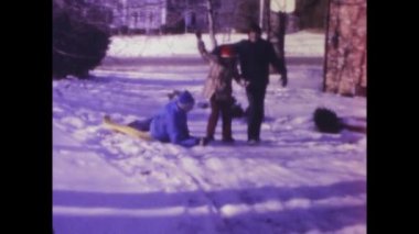 Washington Haziran 1975: Çocuklar karlı garaj yollarında kızaklarla neşeyle oynuyorlar, 1970 'lerden kalma aile anlarını anımsatıyorlar.