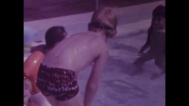 New Orleans, ABD 1975: 1970 'lerde havuzda eğlenen çocukların neşeli ve neşeli aile anılarını yakaladığı klasik görüntüler