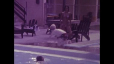 New Orleans, ABD 1975: 1970 'lerde havuzda eğlenen çocukların neşeli ve neşeli aile anılarını yakaladığı klasik görüntüler