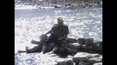 Big Bend Country, ABD 1975: 1970 'lerde ABD' de huzur dolu ve huzurlu anlar yakalayan yaşlı bir adamın derede dinlenirken çekilmiş görüntüleri