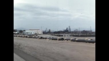 San Diego, Birleşik Devletler 1955: 1950 'li yıllarda San Diego' daki bir Amerikan askeri üssünün, üssündeki günlük yaşam ve faaliyetlerini gösteren siyah beyaz görüntüler.