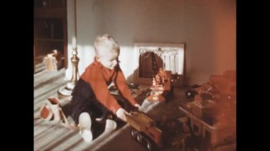 San Diego, ABD, Haziran 1955: 1950 'lerde ABD' de birçok oyuncakla çevrili bir çocuğun siyah beyaz görüntüleri, neşeli ve neşeli bir anı yakalıyor..