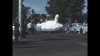 San Diego, Birleşik Devletler, Haziran 1955: 1950 San Diego 'da renkli şamandıralar ve canlı katılımcıların yer aldığı karnaval geçidi nostaljik vintage çekimlerde çekildi..