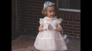 San Diego, Amerika Birleşik Devletleri, Haziran 1955: 1950 iyi giyimli Amerikalı çocuklar, zarif kıyafetlerini sergileyerek nostaljik klasik görüntülerle yakalandılar..