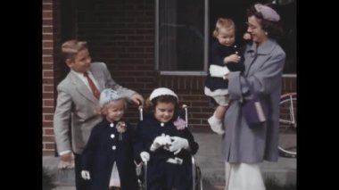 San Diego, Amerika Birleşik Devletleri, Haziran 1955: 1950 zarif giyinmiş, sofistike kıyafetlerini sergileyen nostaljik klasik görüntülerle yakalanmış varlıklı Amerikan ailesi..