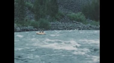 San Diego, Birleşik Devletler Haziran 1955: 1950 'ler şişme botu azgın bir nehirde yol alırken nostaljik klasik görüntülerde yakalandı..