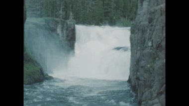 San Diego, Amerika Birleşik Devletleri Haziran 1955: 1950 'lerde şişme botlara binen balıkçılar nostaljik klasik görüntülerde yakalanan dalgalı bir nehirde yol almak için denize açıldılar..