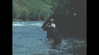 San Diego, Amerika Birleşik Devletleri Haziran 1955: 1950 Bir akarsu üzerinde duran oltayla balıkçı, nostaljik klasik görüntülerde yakalandı.