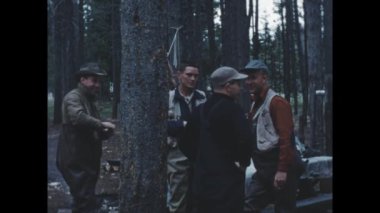 Big Springs, Birleşik Devletler Haziran 1955: 1950 'lerde ABD' de bir ormanda kamp yapan bir grup adam, açık hava maceralarını sergiledikleri nostaljik klasik görüntülerde yakalandı..