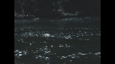 Big Springs, Birleşik Devletler Haziran 1955: 1950 'ler balıkçıları, balıkçılık faaliyetlerini gösteren nostaljik vintage görüntülerde çekilen bir derede dururken çubuk kullanıyorlar..