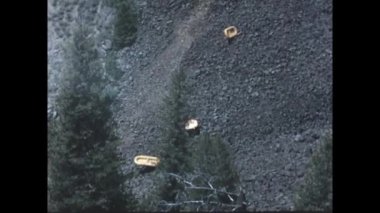 Big Springs, Birleşik Devletler Haziran 1955: 1950 'lerde, insanların Big Springs, Idaho' da bir gezintiye çıkmak için sallarla kayalıklardan inerken, maceracı ruhlarını sergiledikleri görüntüler..