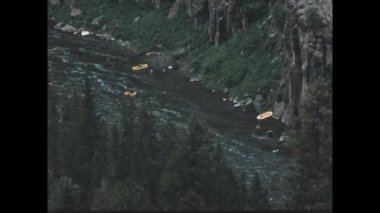 Big Springs, Birleşik Devletler Haziran 1955: 1950 'lerde Big Springs, Idaho' daki azgın bir nehirde gezinen salların gezinin heyecanını ve macerasını yakaladığı görüntüler..