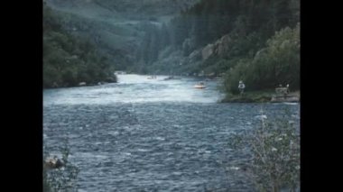 Big Springs, Birleşik Devletler Haziran 1955: 1950 'lerde Big Springs, Idaho' daki azgın bir nehirde gezinen salların gezinin heyecanını ve macerasını yakaladığı görüntüler..