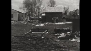 San Diego, Amerika Birleşik Devletleri 1955: 1950 'lerde okçuluk antremanından sonra oklarını çıkartıp nostaljik klasik tarzda amatör bir okçuluk seansı kaydeden adamların görüntüleri..