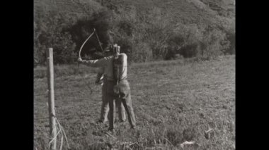 San Diego, ABD 1955: 1950 'lerde okçuların nostaljik vintage tarzında çekilen atış talimlerinin görüntüleri.
