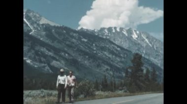 Big Springs, Birleşik Devletler Haziran 1955: 1950 'lerde Amerika' daki dağlarda birlikte yürüyen eşcinsel bir çiftin nostaljik klasik tarzda yakalandığı görüntüler..