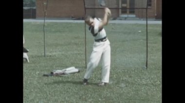 Big Springs, Birleşik Devletler Haziran 1955: 1950 'lerde Amerika' da ailesiyle golf salıncakları yapan bir adamın eski tarz bir bağ ve nostaljik anı yakaladığı görüntüler..
