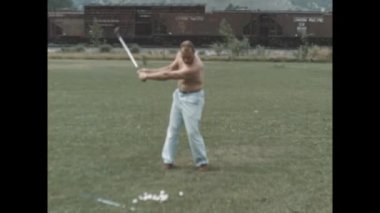 Big Springs, Birleşik Devletler Haziran 1955: 1950 'lerde ABD' de defalarca golf salıncakları deneyen bir adamın klasik tarzda kararlı ve nostaljik bir anı yakaladığı görüntüler..