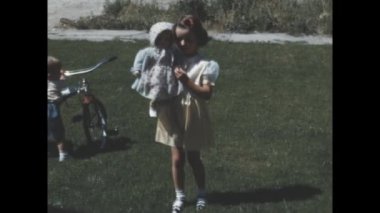 Big Springs, Birleşik Devletler Haziran 1955: 1950 'ler çocukları bahçede oynuyor, aile anılarını nostaljik klasik görüntülerle yakalıyorlar..