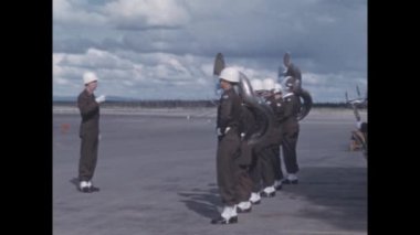 Büyük Delta, Birleşik Devletler Haziran 1955: 1950 'de Büyük Delta Hava Üssü' nde yapılan törende askerler yürüyüş yapıyor ve askeri bir grup nostaljik vintage görüntülerde görüntüleniyor..
