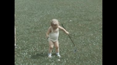 Big Springs, Birleşik Devletler Haziran 1955: 1950 'lerde Amerika' da ailesiyle golf salıncakları yapan bir adamın eski tarz bir bağ ve nostaljik anı yakaladığı görüntüler..