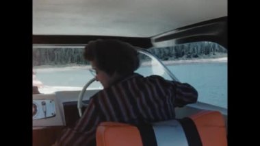 San Diego, Birleşik Devletler Haziran 1955: 1950 'lerde yaşlı bir kadının genç bir kızla sürat teknesi sürerken nostaljik klasik tarzda macera ve neşe yakaladığı görüntüler..