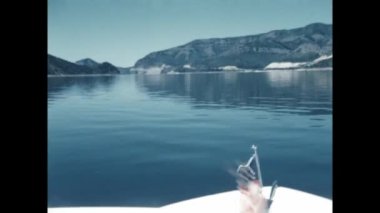 San Diego, Birleşik Devletler Haziran 1955: 1950 'lerde sahilde yarış yapan bir sürat teknesinin nostaljik klasik tarzda heyecanı ve macerayı yakaladığı görüntüler.