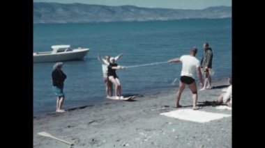 San Diego, Birleşik Devletler Haziran 1955: 1950 'lerde sahilde su kayağı eğitimi alan insanların nostaljik klasik tarzda eğlenceli ve sportif bir anı yakaladığı görüntüler..