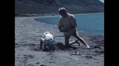 San Diego, Birleşik Devletler Haziran 1955: 1950 'lerde kumsalda kumla oynayan Amerikalı çocukların klasik tarzda neşeli ve nostaljik bir anı yakaladığı görüntüler..