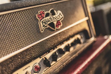 Milan, İtalya 12 Haziran 2024: Bir Blackheart gitar amplifikatörünün detaylı görüntüsü, dokulu yüzey ve kontrol düğmelerini sıcak aydınlatmada sergiliyor.