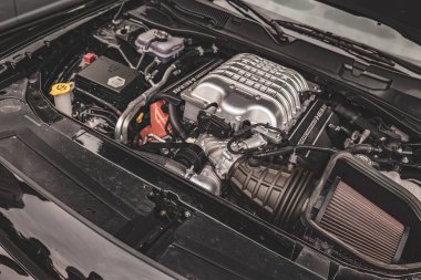 Gavello, İtalya 23 Haziran 2024: Bir arabanın kaputunun altındaki süper şarjlı HEMI motorunun ayrıntılı görüntüsü, bileşenleri ve mühendisliği sergileniyor