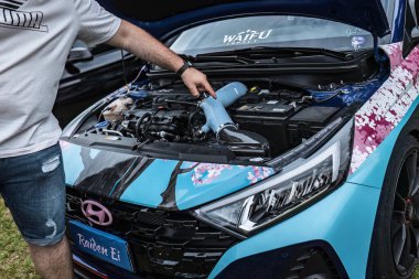 Gavello, İtalya 23 Haziran 2024: Ayarlanmış bir Hyundai i20 N motorunun ayrıntılı görünümü, piyasa değişiklikleri ve bileşenleri sergilenmektedir