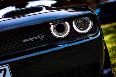 Gavello, İtalya 23 Haziran 2024: Siyah bir Dodge Challenger SRT Hellcat 'in ön far ve ızgaralarının ayrıntılı görünümü