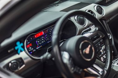 Gavello, İtalya 23 Haziran 2024: Dijital bir gösterge paneli ve direksiyonun yer aldığı Ford Mustang 'in iç görüntüsü