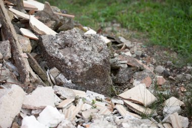 Harp ve yıkım sonrasını sembolize eden molozların detaylı görüntüleri..