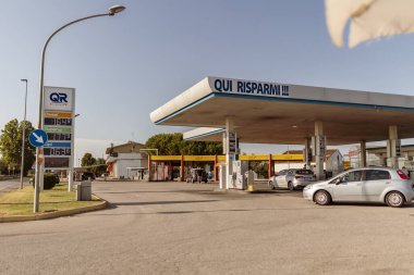 Adria, İtalya 30 Temmuz 2024: Güneşli bir günde açık mavi gökyüzü altında yakıt ikmali yapan İtalya 'daki bir benzin istasyonu