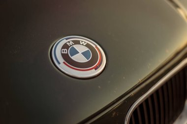 Adria, İtalya 30 Temmuz 2024: Bir araba pazarında kaputun üzerindeki BMW logosunun yakın plan çekimi.