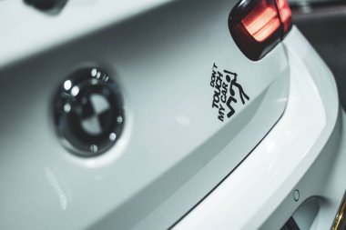 Adria, İtalya 30 Temmuz 2024: Bir BMW Serisi 1 'in yakın çekimi mizahi çıkartmalı, detaylara ve kişisel tarzına dikkat çeken.