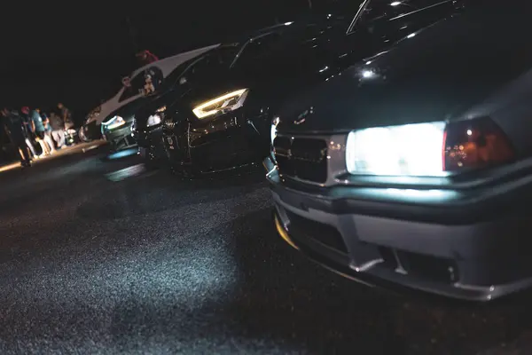 Adria, İtalya 30 Temmuz 2024: Parlak siyah Audi A3 modern tasarım ve şık jantlarla gece vakti bir benzin istasyonuna park edildi