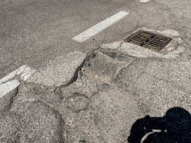 İtalya 'da bir şehir yolundaki çukurun kapanışı, kötü yol bakım sorunlarını vurguluyor.