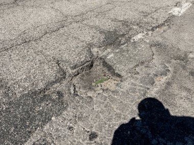 İtalya 'da bir şehir yolundaki çukurun kapanışı, kötü yol bakım sorunlarını vurguluyor.